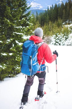 Dağcı kış dağlarda.