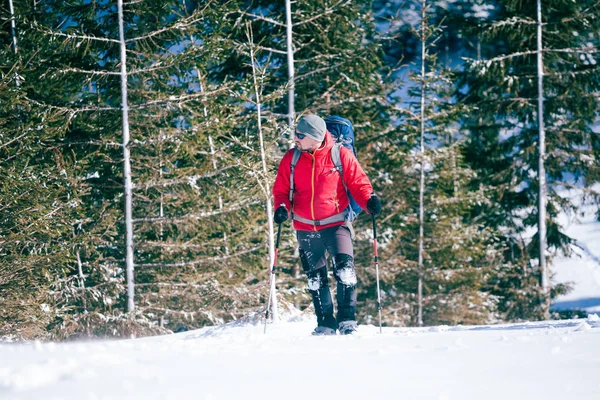 雪のスノーシューで男性の観光客. — ストック写真