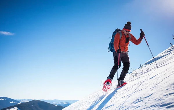 Escalador en las montañas de invierno . —  Fotos de Stock