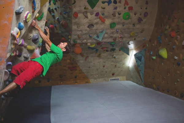 Kletterer trainiert an der Kletterwand. — Stockfoto