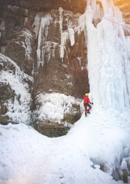 Dağcı buza tırmanıyor.