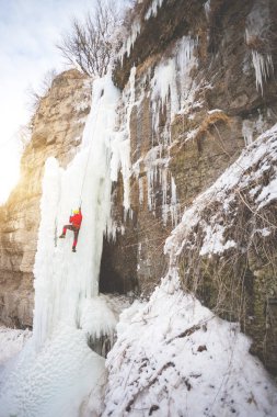 Dağcı buza tırmanıyor.