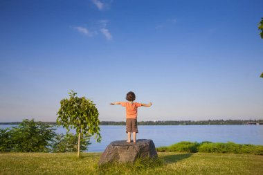 Çocuk taş üzerine tırmandı.