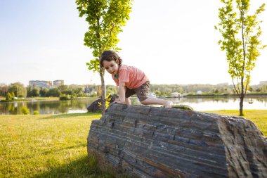 Çocuk taş üzerine tırmandı.