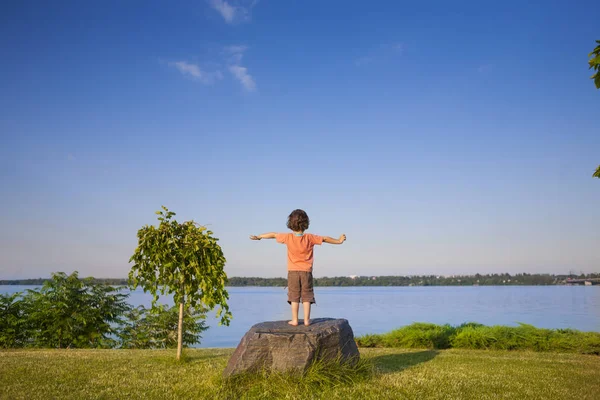 Çocuk taş üzerine tırmandı.
