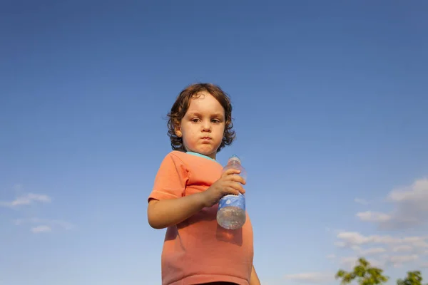 水のボトルを持つ子供. — ストック写真