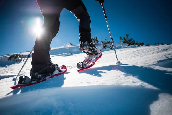 Kar ayakkabılarını adam.