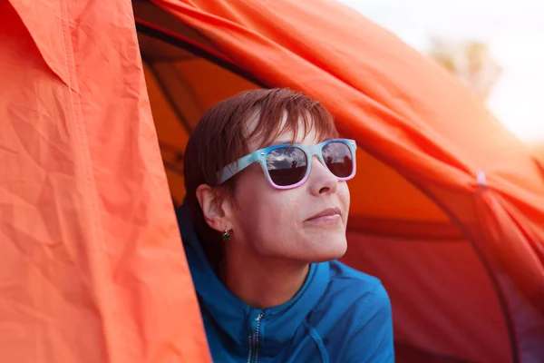 Retrato de uma menina em uma tenda . — Fotografia de Stock