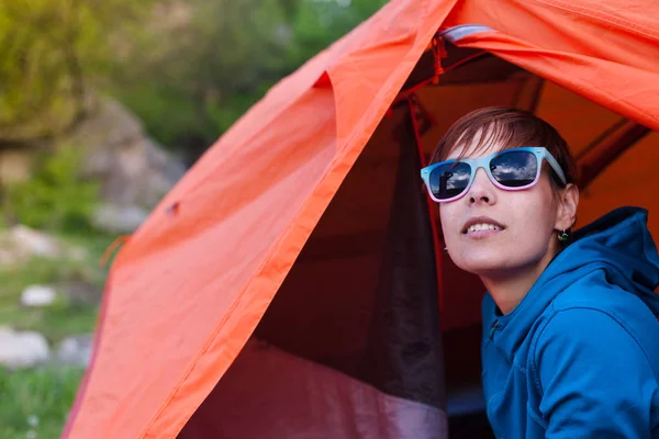 Ritratto di ragazza in tenda . — Foto Stock