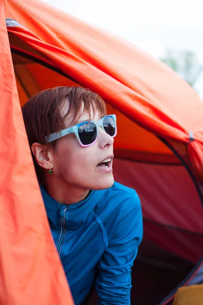 Porträtt av en flicka i ett tält. — Stockfoto