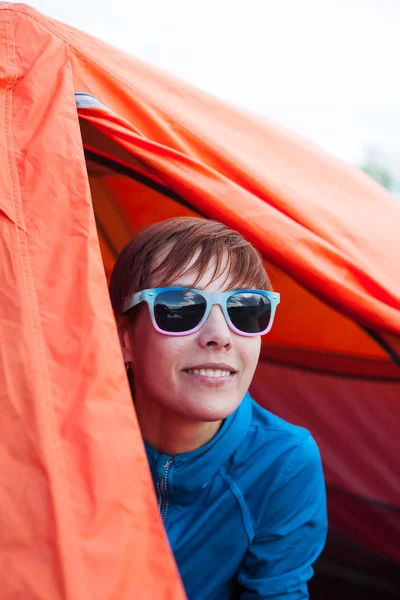 Bir çadırda bir kız portresi. — Stok fotoğraf