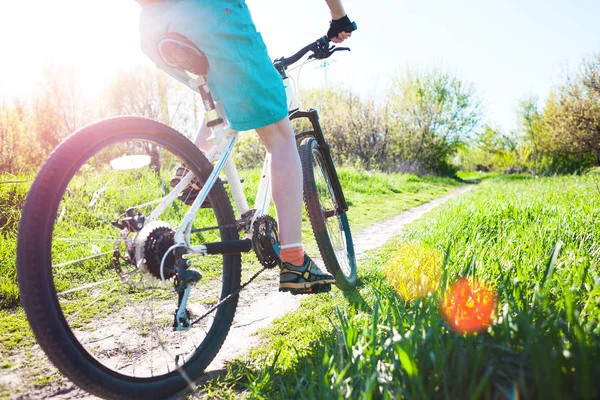 The girl is riding a bicycle. — Stock Photo, Image