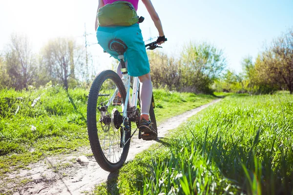 Das Mädchen fährt Fahrrad. — Stockfoto