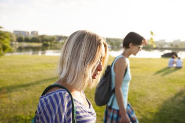 parkta iki arkadaş.