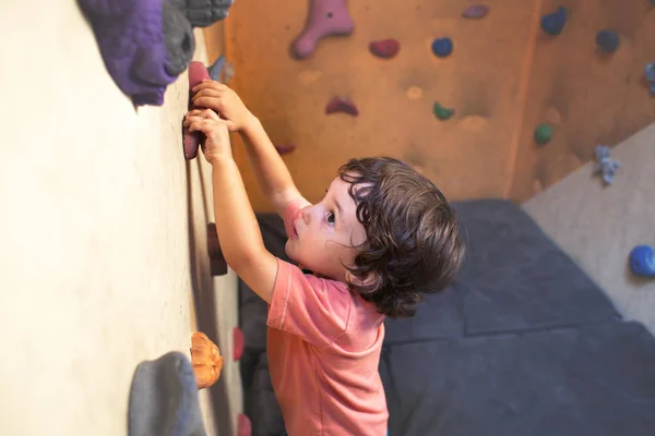 Niño escalador trepa la pared . — Foto de Stock