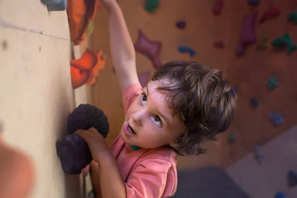 Niño escalador trepa la pared . — Foto de Stock