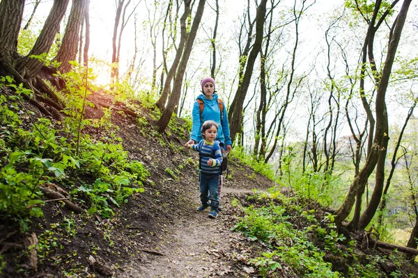 El niño y su madre están caminando por el bosque. . — Foto de Stock