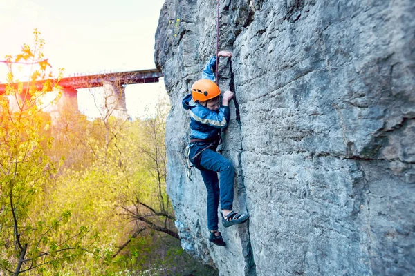 Niño escalador de roca sube el acantilado . — Foto de Stock