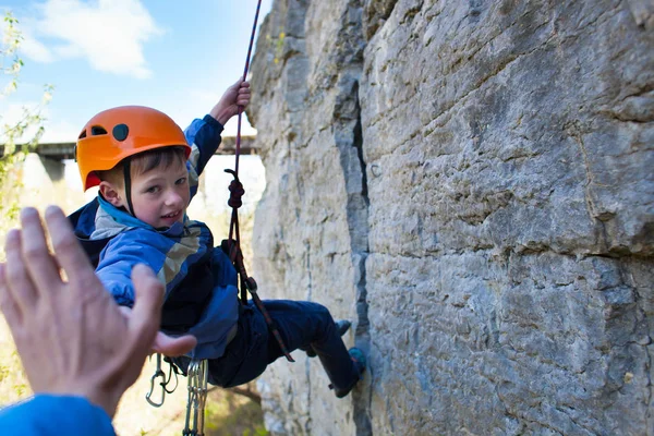 Niño escalador da cinco . — Foto de Stock