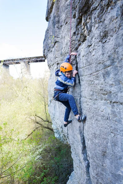 子供ロック ・ クライマーが崖を登る. — ストック写真