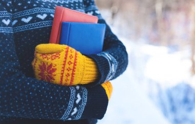 Örme kazak arka plan üzerine kitaplar.