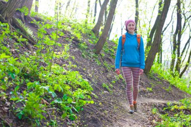 Çocuk ve annesi ormana doğru yürüyor.