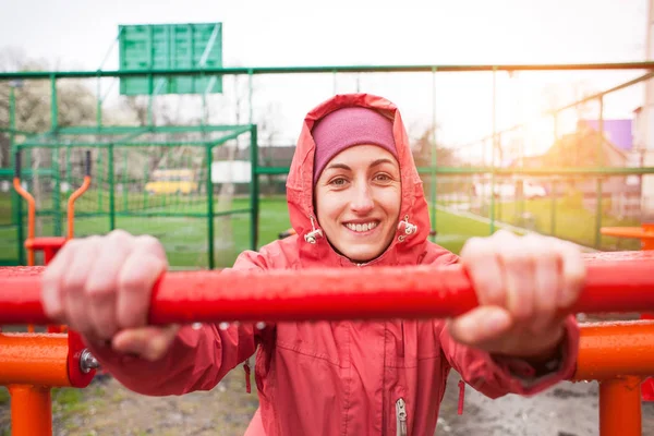 Mädchen engagiert sich in Sporttrainer. — Stockfoto