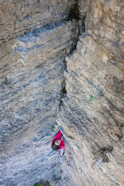 Menina escalador de rock — Fotografia de Stock