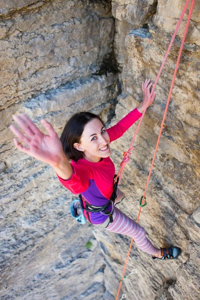 Dívka horolezec dosáhl vrcholu útesu. — Stock fotografie