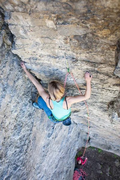 Chica escalador de roca —  Fotos de Stock