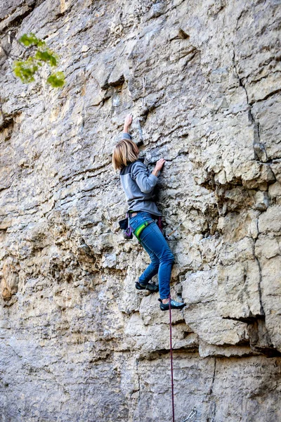 Una escaladora en una roca . — Foto de Stock