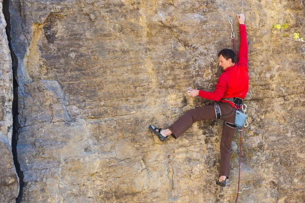 Climber climbs the rock — Stock Photo, Image