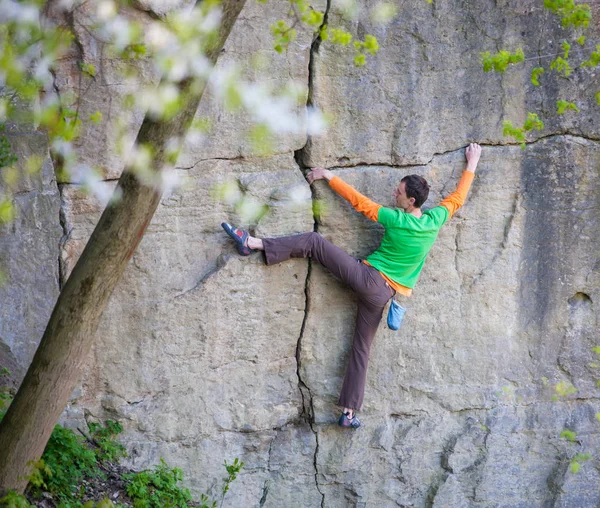 Bergsteiger erklimmt den Felsen — Stockfoto