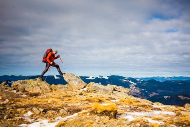 Adam dağın tepesine tırmandı.