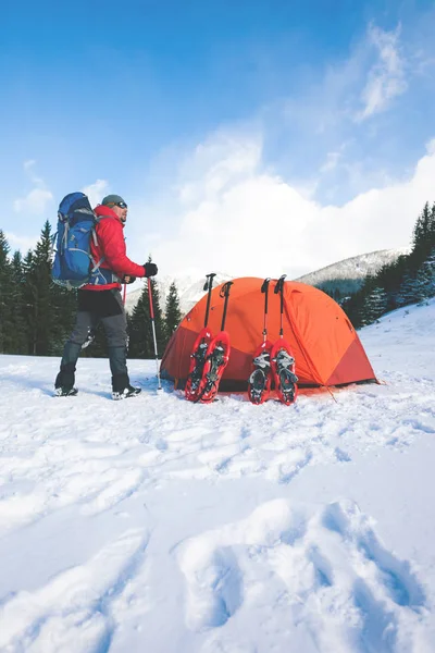 Dağcı çadır kar ayakkabıları ile yakın.