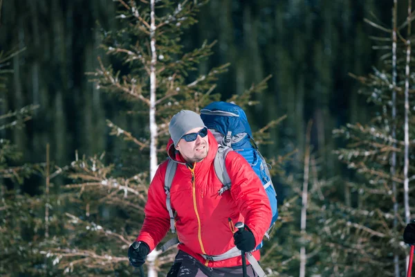 Bergsteiger mit Rucksack. — Stockfoto