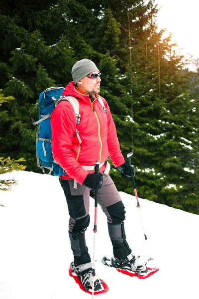 Kar kar ayakkabıları erkek turist.