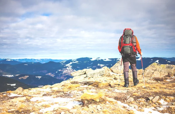 Mountaineer with a backpack. — Stock Photo, Image