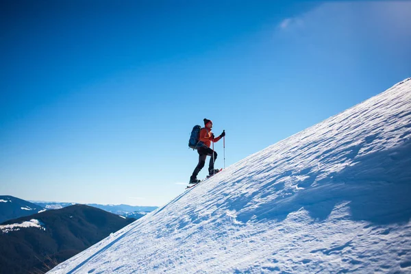 Horolezec v zimních horách. — Stock fotografie