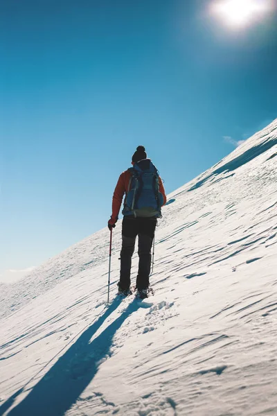 冬の山で登山者. — ストック写真