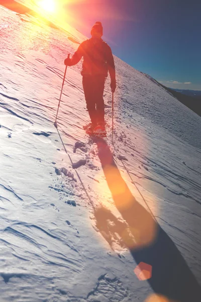 Alpinista con zaino percorre il percorso . — Foto Stock