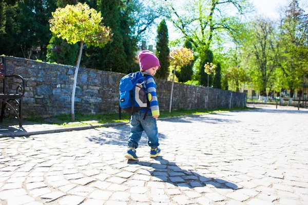 通りを横切ってバックパックを持つ少年. — ストック写真