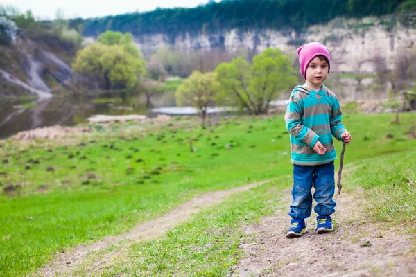 Мальчик ходит по лугу . — стоковое фото