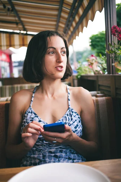 bir kız ile bir telefon portresi.