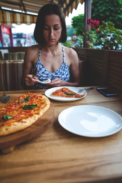 Pizza italiana Margarita . — Fotografia de Stock