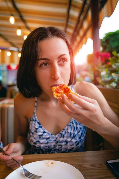 A rapariga está a comer pizza. . — Fotografia de Stock