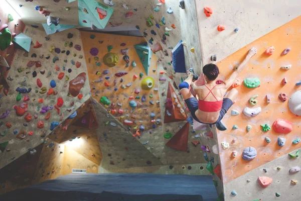 Menina na parede de escalada . — Fotografia de Stock