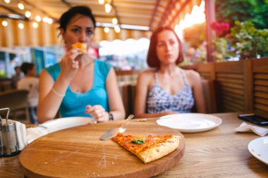 İki kız pizza yemek.