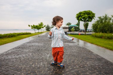 Çocuk parkta yürüyor.