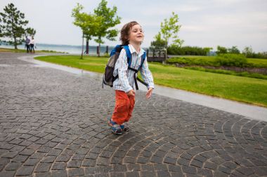 bir sırt çantası ile bir çocuk.